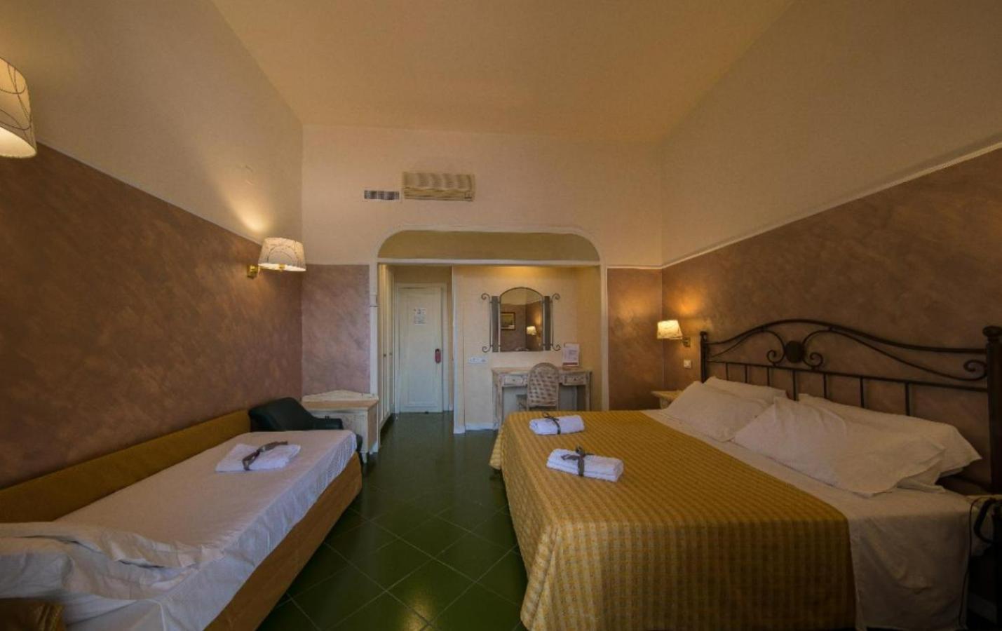 ホテル スカポラティエロ カーヴァ・デ・ティッレーニ エクステリア 写真